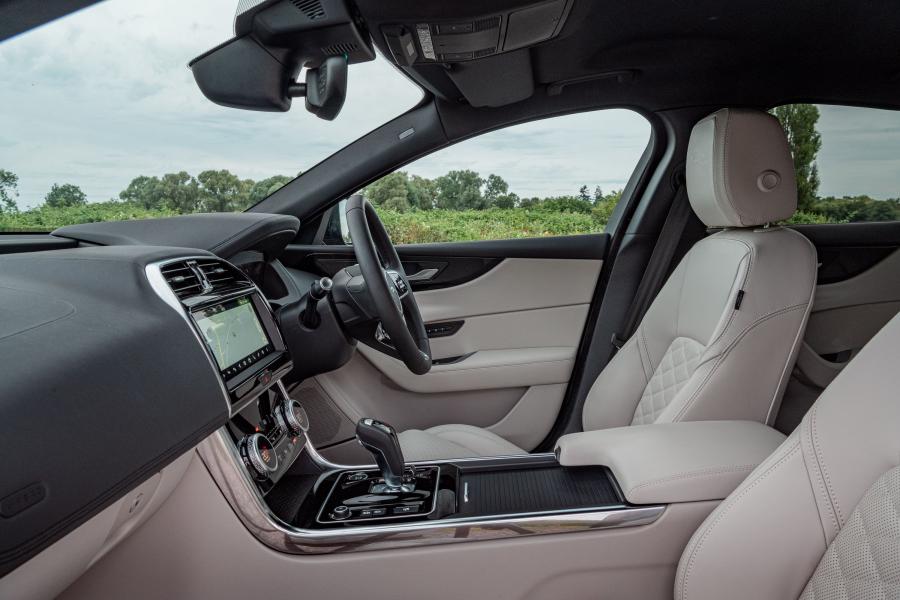 Интерьер Jaguar XE D180 S 2019 года  (UK) (фото 14 из 25)